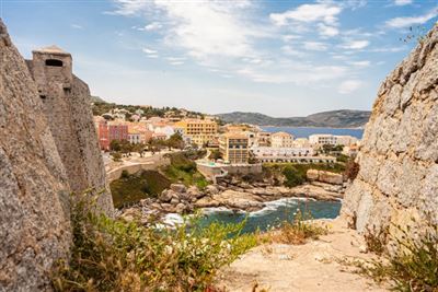 Die Stadt Calvi auf Korsika und die Zitadelle der Stadt